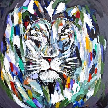 ציור מקורי: 1650194896851(1) מציג פנים של נמר צבעוניות ומופשטות עם משיכות מכחול נועזות בצבעים כחול, ירוק, אדום, צהוב, לבן ושחור על רקע כהה, ליצירת אפקט קסום ומלכותי. מוסיף צבע וייחודיות לכל חלל.