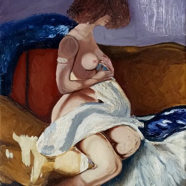 ציור מקורי: IMG_20210913_110433 מציג ציור בסגנון מופשט של אישה יושבת, עירומה חלקית, עם שיער חום קצר, מניקה תינוק, עטופה בבד לבן וכחול על רקע צהוב וחום. מוסיף צבע וייחודיות לכל חלל.