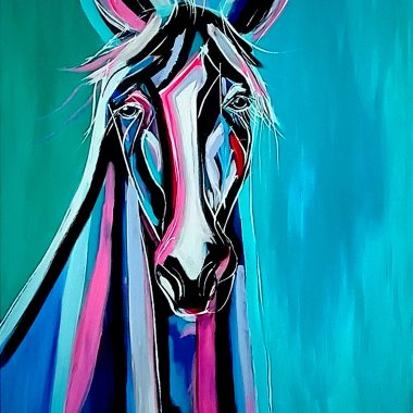 ציור מקורי: IMG_20210925_072009 מציג סוס מסוגנן הפונה קדימה, המתוחם בקווים אקספרסיביים עם פסים בולטים בצבעים כחול, ורוד, שחור ולבן על רקע טורקיז. מוסיף צבע וייחודיות לכל חלל.