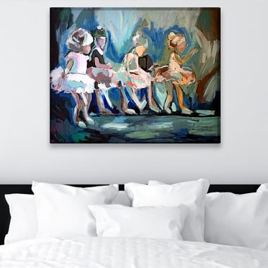 ציור מקורי: IMG_20211017_205724_109, המתאר ארבע בלרינות צעירות בטוטו עם משיחות מכחול מופשטות וצבעים עזים, תלוי מעל מיטה עם כריות לבנות ומשענת ראש שחורה. מוסיף צבע וייחודיות לכל חלל.