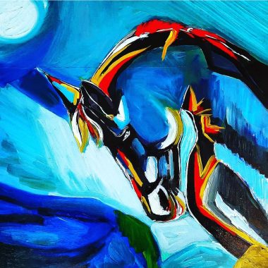 ציור מקורי: IMG_20211105_074415 הוא ציור שמן מופשט של סוס, המציג משיכות נועזות בצבעים כחול, שחור, אדום, צהוב ולבן על רקע כחול עז עם ירח לבן זוהר בפינה השמאלית העליונה. מוסיף צבע וייחודיות לכל חלל.