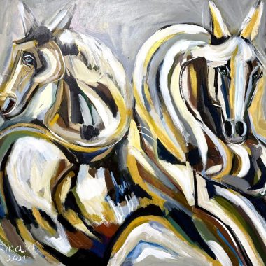 ציור מקורי: תמונה מ-WhatsApp 2025-09-24 בשעה 15:47:38: ציור מופשט של שני סוסים מלאי חיים, המציג משיחות מכחול נועזות בצבעים לבן, חום, זהב ושחור, המבטאות תנועה ואנרגיה מלאות תשוקה. מוסיף צבע וייחודיות לכל חלל.