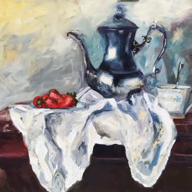 ציור מקורי: ציור טבע דומם בצבעי שמן, IMG_20201114_073405: קומקום כסף, כוס עם כפית, שלושה תותים ומפה לבנה על שולחן עץ. הרקע רך ומטושטש בגווני צהוב וכחול. מוסיף צבע וייחודיות לכל חלל.