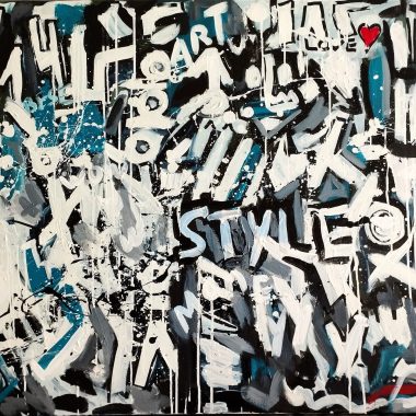 ציור מקורי: IMG_20220624_174830 הוא ציור מופשט עם משיכות מכחול נועזות בשחור, לבן וכחול, המשלב בין אמנות פופ וגרפיטי. אותיות מפוזרות,