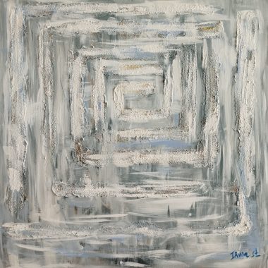 ציור מקורי: IMG_20220821_143420 הוא ציור מופשט המציג שכבות עבות ודפוס ספירלי לבן ומרקם על רקע אפור-כחול, עם ספירלות בולטות המוסיפות עומק ותנועה, וכן חתימה כחולה קטנה בפינה הימנית התחתונה. מוסיף צבע וייחודיות לכל חלל.