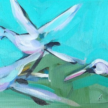 ציור מקורי: IMG_20230120_094239 הוא ציור מופשט של שישה ציפורים לבנות הממריאות על רקע טורקיז וירוק, עם משיחות מכחול נועזות ונגיעות של ורוד, כחול וסגול על כנפיהן — ציור פיגורטיבי דינמי הלוכד תנועה ורגש. מוסיף צבע וייחודיות לכל חלל.