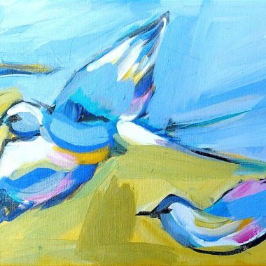 ציור מקורי: IMG_20230120_122221 הוא ציור פיגורטיבי מופשט של חמש ציפורים קטנות בצבעים כחול, לבן וורוד, העפות מעל דיונות צהובות תחת שמיים תכולים, עם משיחות מכחול רפויות המוסיפות תנועה תוססת. מוסיף צבע וייחודיות לכל חלל.