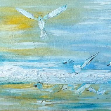 ציור מקורי: IMG_20230122_140350 מתאר ציפורים לבנות עפות ועומדות ליד החוף, השתקפותן על המים, עם שמיים כחולים, עננים לבנים ואור שמש צהוב ועדין ברקע. מוסיף צבע וייחודיות לכל חלל.