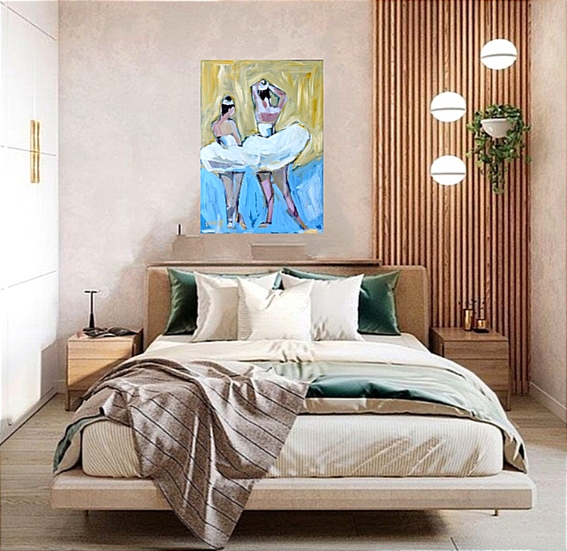 ציור מקורי: חדר שינה מודרני כולל IMG_20230211_104739, ציור צבעוני של שתי בלרינות בטוטו לבן מעל מיטה מסודרת עם כריות ירוקות, שמיכה מפוספסת, לוחות עץ על הקיר ושלושה פמוטים עגולים מימין. מוסיף צבע וייחודיות לכל חלל.