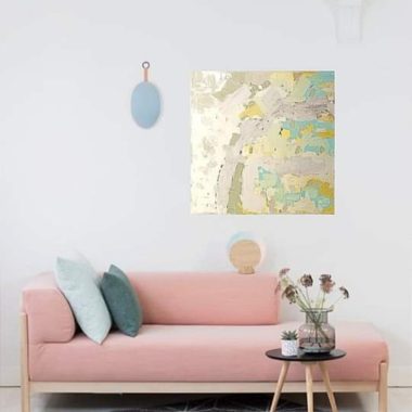 ציור מקורי: סלון מינימליסטי כולל IMG_20230212_180135: ספה ורודה בהירה עם כריות כחולות ואפורות, שולחן עגול קטן ושחור עם פרחים, אמנות קיר מופשטת ומראה דקורטיבית מעל הספה. מוסיף צבע וייחודיות לכל חלל.