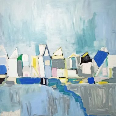 ציור מקורי: IMG_20230308_230839 מציג שורה מופשטת של צורות גיאומטריות דמויות בתים בצבעי פסטל של כחול, צהוב ולבן על רקע שמיים ונוף רכים, עם משיחות מכחול נועזות ושכבות עבות ליצירת עומק. מוסיף צבע וייחודיות לכל חלל.