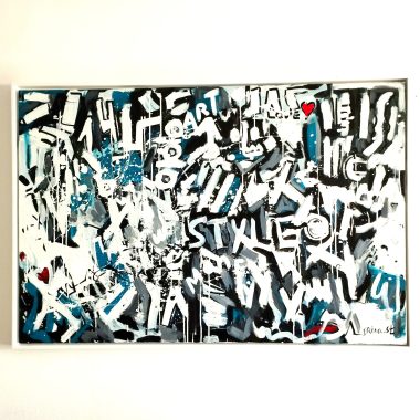 ציור מקורי: IMG_20230531_095918: ציור מופשט עם משיכות מכחול נועזות בשחור, לבן וכחול, אותיות מפוזרות, שני לבבות אדומים ומילים הנראות חלקית. הקומפוזיציה התוססת נוצרה בהשראת ציור גרפיטי ואמנות מודרנית. מוסיף צבע וייחודיות לכל חלל.