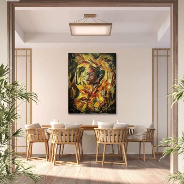 ציור מקורי: פינת אוכל מודרנית הכוללת שולחן a0ed9ef1-7817-465f-941c-81be7715d162, שישה כיסאות עם כריות בצבע בז', צמחים ירוקים וציור שמן מופשט וצבעוני של אדם. תאורה חמימה מוסיפה מגע נעים ומזמין. מוסיף צבע וייחודיות לכל חלל.