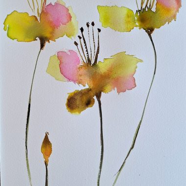 ציור מקורי: Il_fullxfull.5557060640_bv3e.jpg: ציור פרחים מופשט בצבעי מים עם שלושה פרחים צהובים, ירוקים וורודים על נייר כותנה. כולל גבעולים ארוכים ודקים, ניצן קטן משמאל וסגנון אימפרסיוניסטי חופשי על רקע לבן. מוסיף צבע וייחודיות לכל חלל.