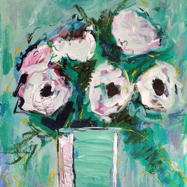 ציור מקורי: Il_fullxfull.5600138114_dc9b.jpg מציג אמנות קיר מופשטת עם אגרטל פרחים לבנים וורודים על רקע בצבע טורקיז וירוק, מצויר במשיכות מכחול חופשיות ואקספרסיביות. חתימת האמן נראית בפינה. מוסיף צבע וייחודיות לכל חלל.