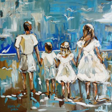 ציור מקורי: Il_fullxfull.5646005801_1zkg.jpg מציג ציור פיגורטיבי מופשט בסגנון אימפרסיוניסטי של משפחה — שני מבוגרים ושני ילדים — מחזיקים ידיים על החוף כשמעליהם עפים שחפים, יצירת אמנות מודרנית אידיאלית לקירות ביתכם. מוסיף צבע וייחודיות לכל חלל.