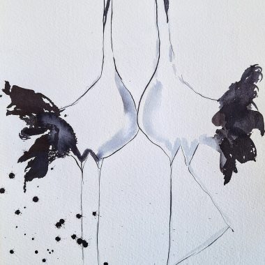 ציור מקורי: הקובץ il_fullxfull.5843707172_2hum.jpg מציג ציור מינימליסטי בצבעי מים של שני עגורים אלגנטיים העומדים זה מול זה, עם צווארים ארוכים, זנבות כהים מלכותיים וסימנים אדומים על הראש, המזכירים את אמנות ציפורי הדיו הקלאסית עם משיכות מכחול רכות. מוסיף צבע וייחודיות לכל חלל.