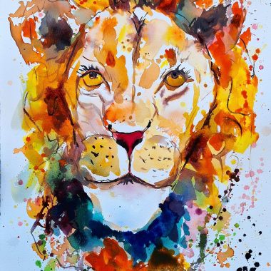 ציור מקורי: Il_fullxfull.5857738210_nczl.jpg הוא ציור אקוורל מלא חיים של אריה על נייר כותנה, עם כתמים בולטים בצבעים כתום, צהוב, אדום וכחול המעניקים לו מראה אקספרסיבי — יצירת אמנות מקורית על רקע לבן. מוסיף צבע וייחודיות לכל חלל.