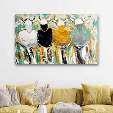 ציור מקורי: הקובץ il_fullxfull.5919904454_ss1p.jpg מציג יצירת אמנות לקיר בסגנון כפרי עם ארבע דמויות חסרות פנים בצבעים לבן, שחור, צהוב וטורקיז, המוצגות מעל ספה צהובה ואפורה המעוטרת בכריות ניטרליות וצמחים מיובשים על שולחן הקפה. מוסיף צבע וייחודיות לכל חלל.