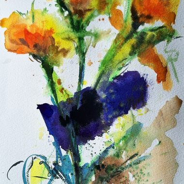 ציור מקורי: Il_fullxfull.6373223473_802i.jpg מציג ציור אבסטרקטי בצבעי מים של פרחים כתומים וצהובים עם גבעולים ירוקים, נגיעות של כחול וחום, חתימה בפינה השמאלית התחתונה, בתוך מסגרת דקה ובהירה על נייר כותנה בעבודת יד. מוסיף צבע וייחודיות לכל חלל.