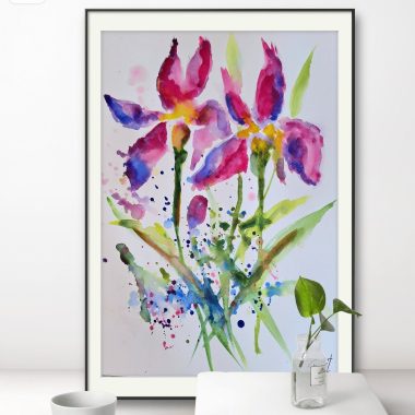 ציור מקורי: הדפס צבעי מים ממוסגר, il_fullxfull.6030645603_d8xw.jpg, מציג איריסים ורודים וסגולים עזים עם גבעולים ירוקים על רקע לבן — יצירת אמנות אידיאלית לעיצוב הבית או המשרד. מוסיף צבע וייחודיות לכל חלל.
