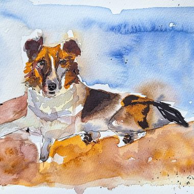 ציור מקורי: ציור מים רופף ומלא הבעה של כלב בשם il_fullxfull.6034847311_4mjq.jpg מתאר כלב חום ולבן עם אוזניים מחודדות שוכב על החול תחת שמיים כחולים, עם מיזוג רך, משיכות מכחול נראות לעין וצבעים עזים. מוסיף צבע וייחודיות לכל חלל.