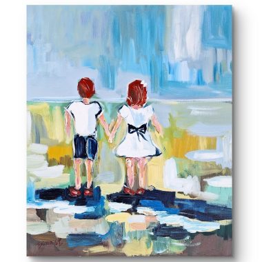 ציור מקורי: Il_fullxfull.6282995581_jq46.jpg מציג בד קנבס בעבודת יד בסגנון אימפרסיוניסטי מודרני פיגורטיבי, ובו נראים ילד וילדה ג'ינג'ים מחזיקים ידיים על שביל צבעוני, על רקע מופשט תוסס בצבעים כחול, ירוק וצהוב. מוסיף צבע וייחודיות לכל חלל.