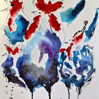 ציור מקורי: Il_fullxfull.6352170011_jldu.jpg מציג ציור אבסטרקטי בצבעי מים של שלושה תרנגולים כחולים עם גוונים עזים של אדום, כחול וסגול, משיחות מכחול חופשיות ומלאות הבעה, קווי מתאר מינימליים בדיו שחורה ורקע לבן בולט. מוסיף צבע וייחודיות לכל חלל.