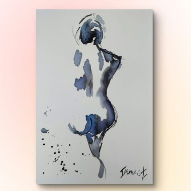 ציור מקורי: Il_fullxfull.6370829245_k98x.jpg מציג ציור אבסטרקטי בצבעי מים של אישה עירומה בכחול ושחור, עם משיכות מכחול וכתמים אקספרסיביים על רקע לבן. חתימת האמן מופיעה בפינה הימנית התחתונה. מוסיף צבע וייחודיות לכל חלל.