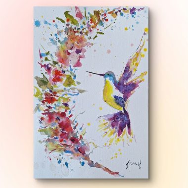 ציור מקורי: היצירה בשם il_fullxfull.6372311503_t0pr.jpg היא ציור צבעי מים מלא חיים של יונק דבש המרחף ליד פרחים מופשטים, עם כתמים של צהוב, סגול, ורוד וירוק על נייר כותנה לבן, וחתום בחתימת האמן בפינה הימנית התחתונה. מוסיף צבע וייחודיות לכל חלל.