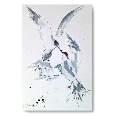 ציור מקורי: Il_fullxfull.6404614729_tq9l.jpg הוא יצירת אמנות מינימליסטית בצבעי מים בשחור-לבן, המציגה שני ציפורים במעוף, זו מול זו, כנפיהן פרושות, מצוירות במשיכות מכחול רכות בצבעי אפור ושחור על נייר כותנה לבן וצח. מוסיף צבע וייחודיות לכל חלל.