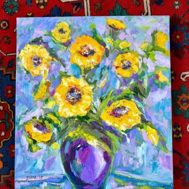 ציור מקורי: הקובץ il_fullxfull.6618210991_4rrm.jpg מציג ציור שמן ידני של חמניות צהובות עזות באגרטל סגול, על רקע כחול-סגול, המונח על שטיח אדום עם דוגמה עזה. מוסיף צבע וייחודיות לכל חלל.