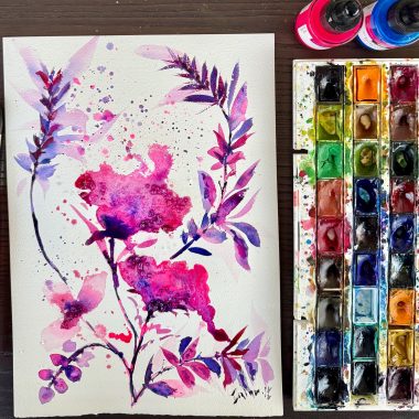 ציור מקורי: הקובץ il_fullxfull.6633652969_4h3j.jpg מציג ציור בצבעי מים בעבודת יד של פרחים מופשטים בצבעי ורוד וסגול על נייר כותנה, המוצג לצד פלטת צבעים ובקבוקים על משטח עץ כהה. מוסיף צבע וייחודיות לכל חלל.