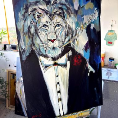 ציור מקורי: ה- il_fullxfull.6639047779_3jra.jpg הוא ציור על בד שנעשה בעבודת יד, ובו אריה לבוש בטוקסידו עם ורד אדום, המוצג על כן ציור בסטודיו תוסס עם ציוד אמנותי ועציצים. מוסיף צבע וייחודיות לכל חלל.