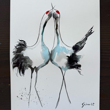 ציור מקורי: היצירה il_fullxfull.6652678608_f0hg.jpg מתארת שני עגורים עם מקורים נוגעים זה בזה היוצרים לב, סימנים אדומים על הראש ואלמנטים שחורים — יצירת אמנות אלגנטית בצבעי מים, אידיאלית לחובבי עגורים רוקדים. מוסיף צבע וייחודיות לכל חלל.