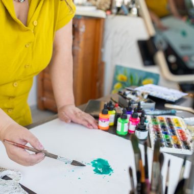 מציירת עם מכחול, קורס ציור בצבעי מים