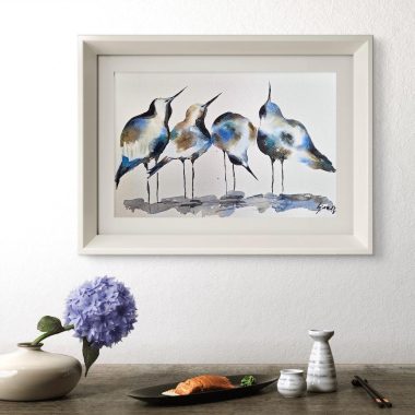 ציור מקורי: ציור אקוורל ממוסגר של ארבעה ציפורים מופשטות על נייר כותנה, il_fullxfull.7024638594_pic7.jpg, מקשט קיר לבן מעל שולחן מינימליסטי עם סושי, הידראנגאה סגולה באגרטל, צלחות ומקלות אכילה. מוסיף צבע וייחודיות לכל חלל.