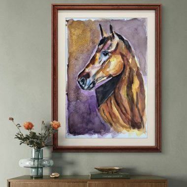 ציור מקורי: ה- il_fullxfull.6358694253_5omq.jpg, דיוקן סוס בצבעי מים ממוסגר על נייר כותנה, תלוי על קיר אפור מעל שולחן עץ שעליו עומד אגרטל זכוכית עם פרחים כתומים וערימת ספרים. מוסיף צבע וייחודיות לכל חלל.