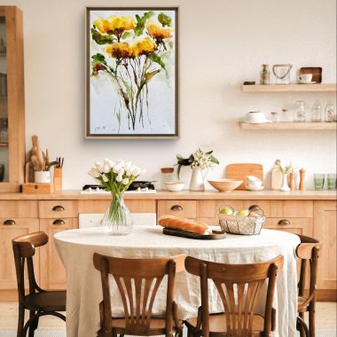 ציור מקורי: מטבח נעים עם ארונות עץ בהירים, שולחן אוכל עגול עם מפה בצבע בז', כיסאות עץ, צבעונים לבנים באגרטל ותמונה גדולה של פרחים צהובים על הקיר (il_fullxfull.7115692476_46yn.jpg). מוסיף צבע וייחודיות לכל חלל.