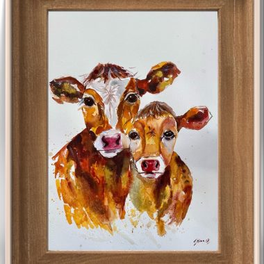 ציור מקורי: ה- il_fullxfull.7190570133_mq73.jpg מציג ציור מים מקסים של שתי פרות, אחת גדולה ואחת קטנה, בצבעים חום, כתום ולבן עם נגיעות של דיו זהוב. הציור מוצג במסגרת עץ על רקע לבן, והוא מהווה יצירת אמנות מקסימה של חיות משק. מוסיף צבע וייחודיות לכל חלל.