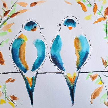 ציור מקורי: ציור בצבעי מים מקורי 'il_fullxfull.6512381751_gyed.jpg' מציג שני ציפורים כחולות וכתומות על ענף עם עלים מופשטים בצבעי ירוק וחום, מצויר על נייר כותנה וממוסגר עם פספרטו לבן בתוך מסגרת שחורה. מוסיף צבע וייחודיות לכל חלל.