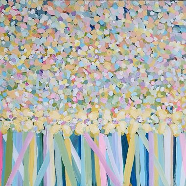 ציור מקורי: Il_fullxfull.5619466896_83d5.jpg מציג יצירת אמנות פרחונית מופשטת ותוססת עם אשכולות צפופים של נקודות פסטל בחלק העליון ופסים אנכיים של סרטים צהובים, ורודים, כחולים וירוקים בחלק התחתון, המעוררים תחושה של ציורי פרחים בעבודת יד. מוסיף צבע וייחודיות לכל חלל.