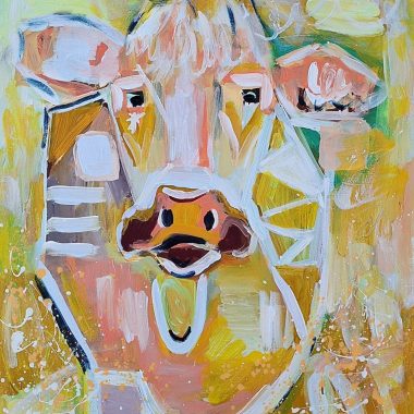 ציור מקורי: Il_fullxfull.5634266644_t5gi.jpg: ציור מופשט ומודרני של פרצוף פרה צבעוני, עם משיכות מכחול נועזות וצורות גיאומטריות בצבעים צהוב, כתום, לבן וחום על רקע מרקם תוסס. מוסיף צבע וייחודיות לכל חלל.