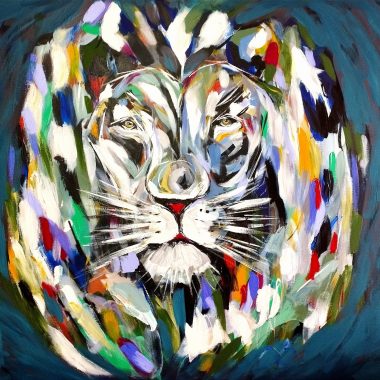 ציור מקורי: ה- il_fullxfull.5715101806_h207.jpg הוא ציור אבסטרקטי ותוסס בסגנון פופ ארט של אריה, המציג משיכות מכחול נועזות בצבעים כחול, ירוק, אדום, צהוב, שחור ולבן על בד כהה, ומדגיש את הבעתו הרגועה אך עוצמתית של האריה כקישוט קיר. מוסיף צבע וייחודיות לכל חלל.