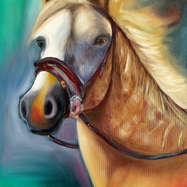 ציור מקורי: Il_fullxfull.5718457887_m4et.jpg הוא ציור שמן על בד בעבודת יד, המציג סוס עם רעמה בהירה ורסן אדמדם על רקע מופשט ותוסס בצבעים כחול, ירוק, צהוב וסגול — אידיאלי ליצירת אמנות קיר מלאת חיים. מוסיף צבע וייחודיות לכל חלל.