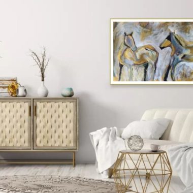 ציור מקורי: בסלון מודרני יש ספה לבנה, שולחן קפה גיאומטרי מוזהב, מזנון מרקם, ו