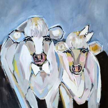 ציור מקורי: Il_fullxfull.5756123337_tm70.jpg – ציור מקורי על בד זה מציג שתי פרות לבנות עם נגיעות ורודות וכחולות, שתיהן עונדות עניבות פרפר לבנות (אחת עם פרפר על הראש) על רקע כחול מופשט. מוסיף צבע וייחודיות לכל חלל.