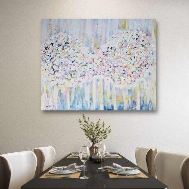 ציור מקורי: חדר אוכל מודרני עם שולחן שחור ומסוגנן לארבעה סועדים, עם צלחות לבנות וכוסות זכוכית. מעל, הבד 