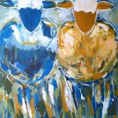 ציור מקורי: Il_fullxfull.5758997599_bkee.jpg: ציור שמן מופשט של שתי כבשים בעלות גוף מעוגל ואוזניים שטוחות — האחת כחולה ולבנה, והשנייה צהובה וחומה — על רקע משיחות מכחול רופפות בצבעים ירוק, כחול וצהוב. מוסיף צבע וייחודיות לכל חלל.