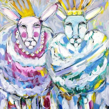 ציור מקורי: Il_fullxfull.5758999931_5u51.jpg מציג שני כבשים מופשטים החובשים כתרים ושרשראות זהב, מצוירים במשיחות מכחול סגולות, כחולות, צהובות ולבנות על רקע אפרפר — יצירת אמנות מרשימה של חיות משק. מוסיף צבע וייחודיות לכל חלל.